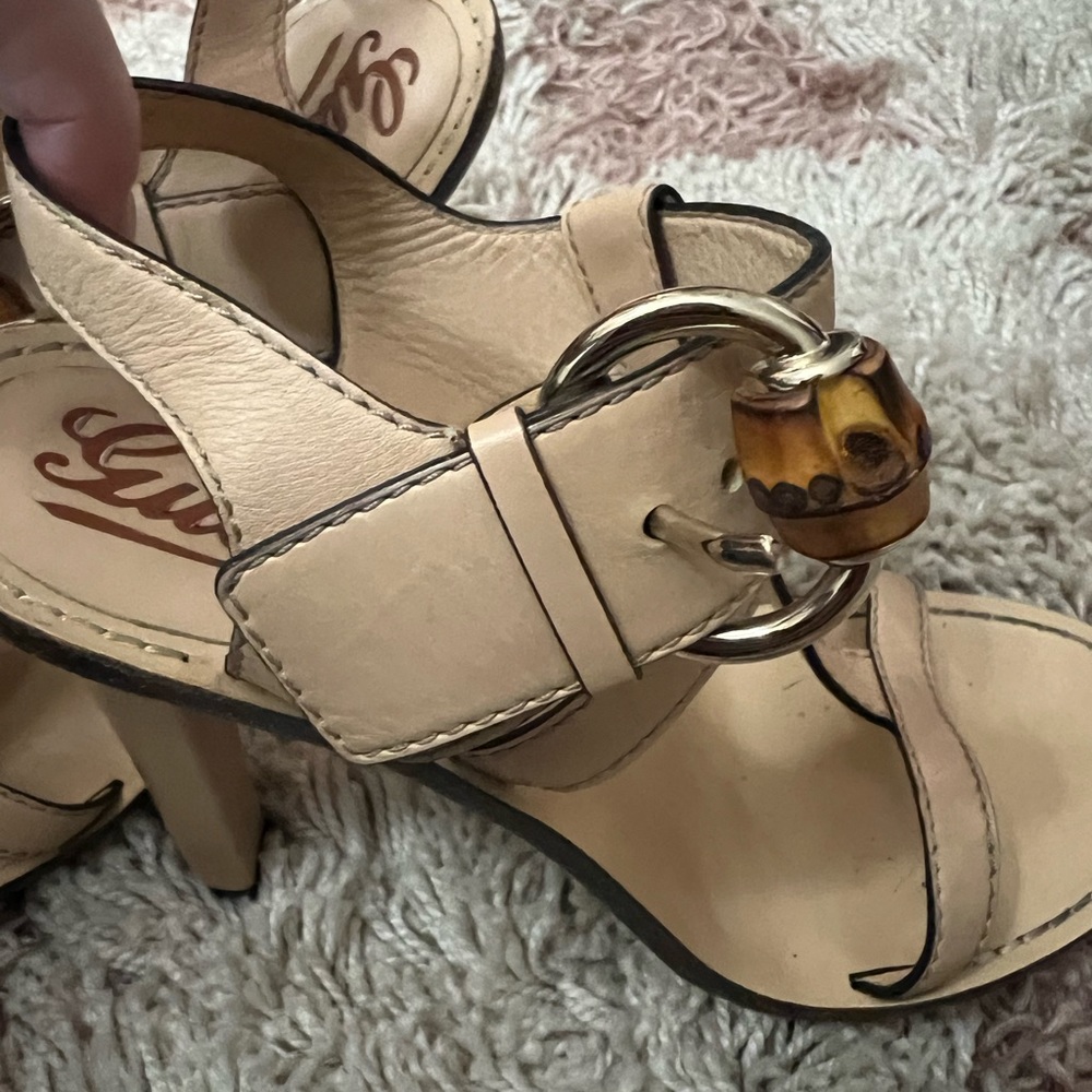 Gucci
Bamboo Accent Leather T-Strap Sandals size 7 - Picture 7 of 12
